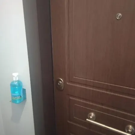 2 Mins To Metro Apartment