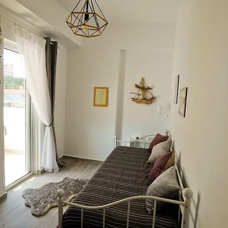 2 Mins To Metro Apartment