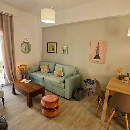 2 Mins To Metro Apartment